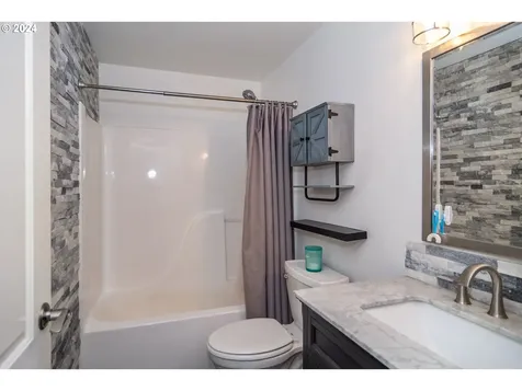 1737 Garnet Avenue Sutherlin OR 97479