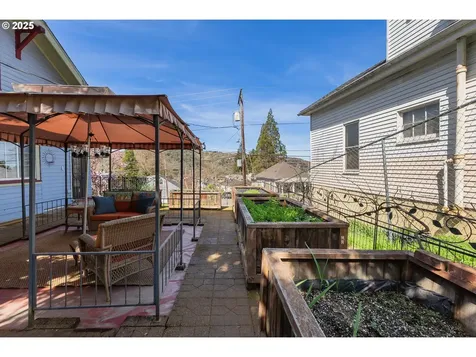 1619 SE Main Street Roseburg OR 97470