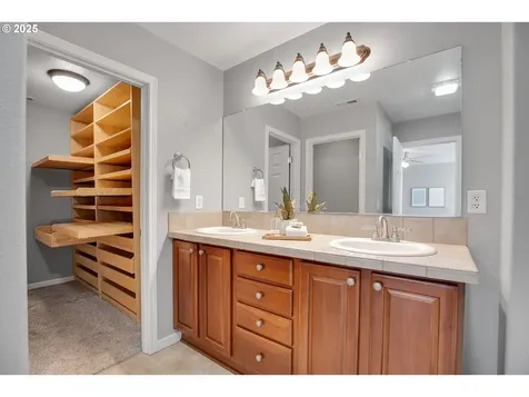 2138 N Laurelwood Street Canby OR 97013