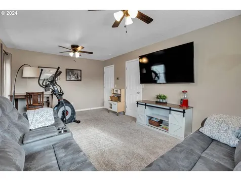 2138 N Laurelwood Street Canby OR 97013