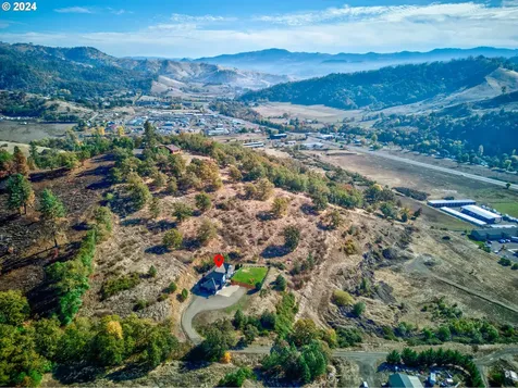 411 NE Pomona Street Roseburg OR 97470