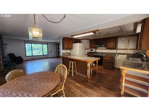 906 S Hill Drive Reedsport OR 97467