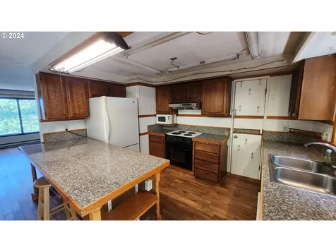 906 S Hill Drive Reedsport OR 97467