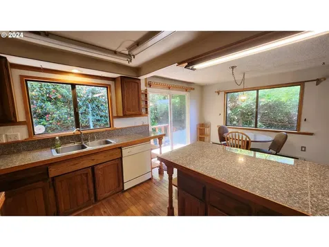 906 S Hill Drive Reedsport OR 97467