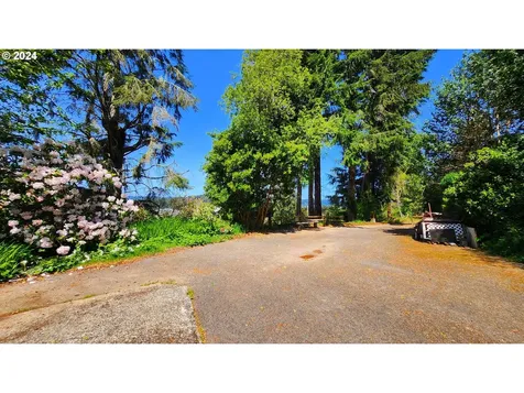 906 S Hill Drive Reedsport OR 97467