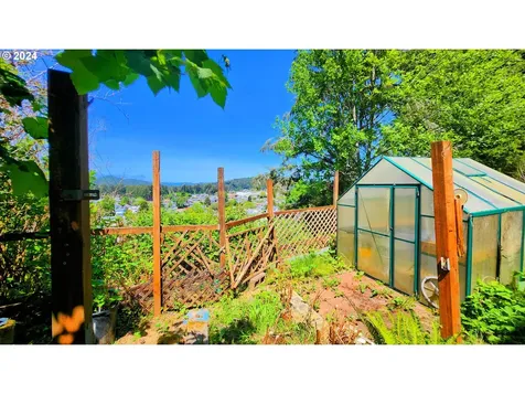 906 S Hill Drive Reedsport OR 97467