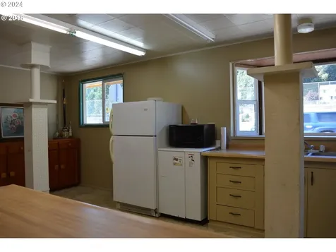 48074 E 1st Street Oakridge OR 97463