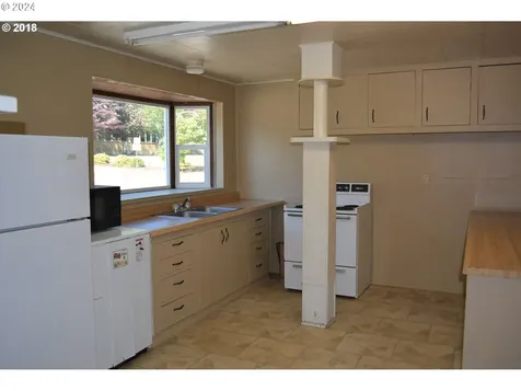 48074 E 1st Street Oakridge OR 97463