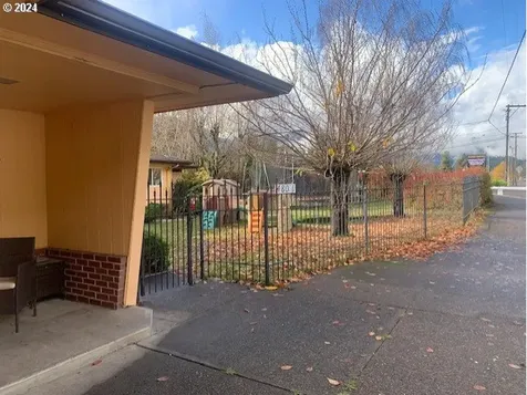 48074 E 1st Street Oakridge OR 97463