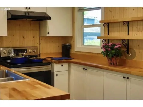 48074 E 1st Street Oakridge OR 97463