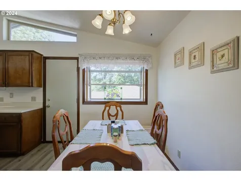 1954 Se Douglas Avenue Roseburg OR 97470