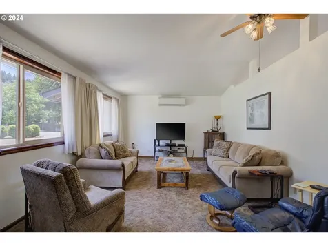 1954 Se Douglas Avenue Roseburg OR 97470