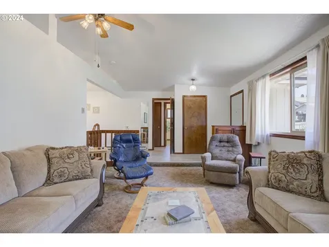 1954 Se Douglas Avenue Roseburg OR 97470