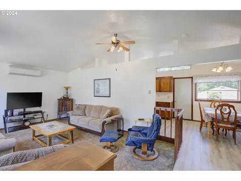 1954 Se Douglas Avenue Roseburg OR 97470