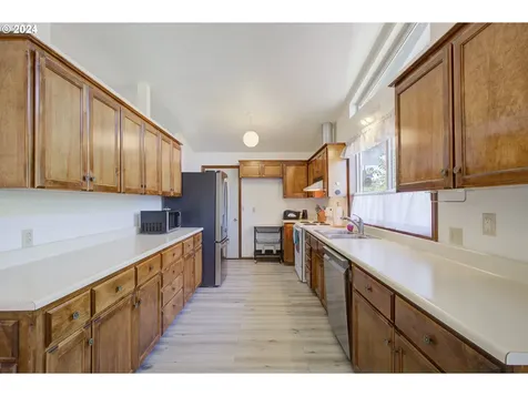 1954 Se Douglas Avenue Roseburg OR 97470