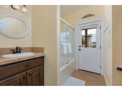 6425 Sw Ebb Avenue Lincoln City OR 97367