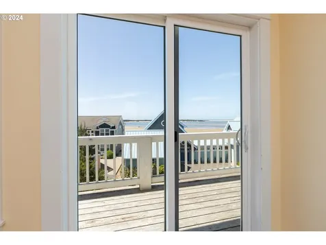 6425 Sw Ebb Avenue Lincoln City OR 97367