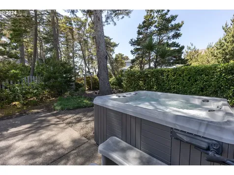 6425 Sw Ebb Avenue Lincoln City OR 97367