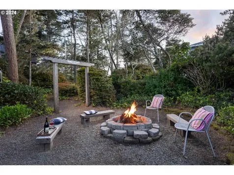 6425 Sw Ebb Avenue Lincoln City OR 97367