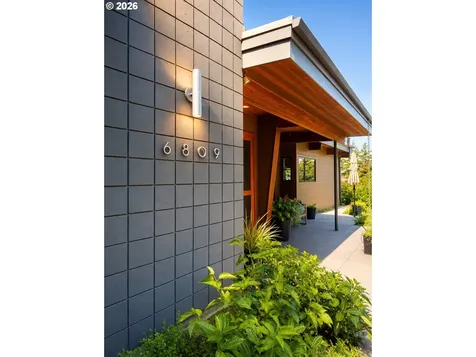 6809 SE Ash Street Portland OR 97215
