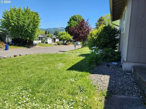 224 Lancaster Avenue Roseburg OR 97471