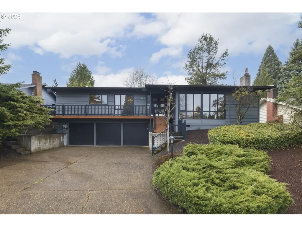 2918 SW Collins Court Portland OR 97219