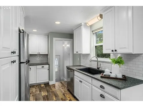 1217 SW Hume Court Portland OR 97219