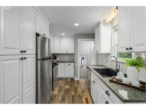 1217 SW Hume Court Portland OR 97219