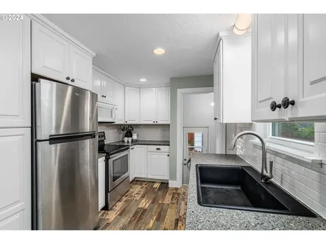 1217 SW Hume Court Portland OR 97219
