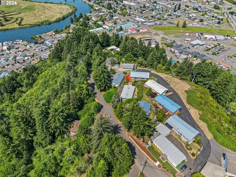 611 Crestview Drive Reedsport OR 97467
