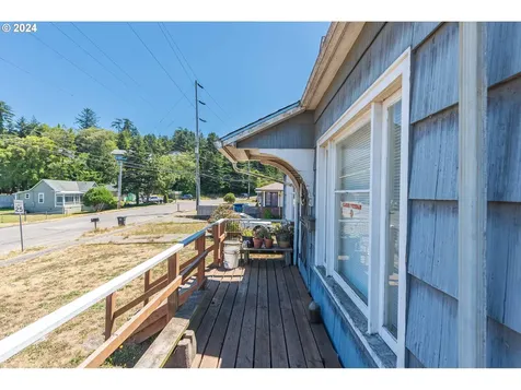 2104 Harrison Street North Bend OR 97459