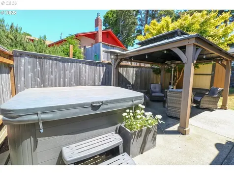 3733 Edgewood Drive North Bend OR 97459