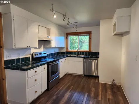 128 Dixon Avenue Molalla OR 97038