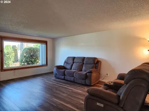 128 Dixon Avenue Molalla OR 97038