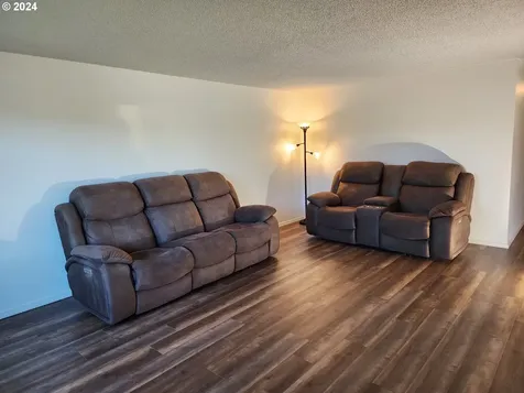 128 Dixon Avenue Molalla OR 97038
