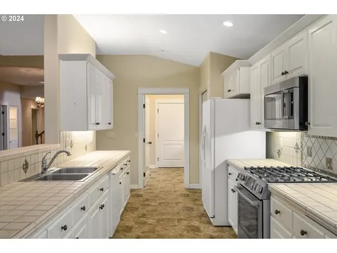 2078 Se Rhododendron Avenue Dallas OR 97338