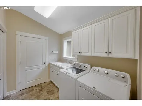 2078 Se Rhododendron Avenue Dallas OR 97338
