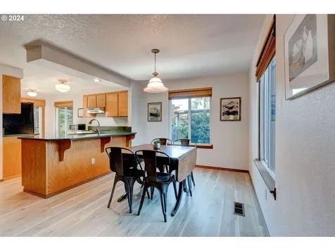 242 Sw Meadow Drive Beaverton OR 97006
