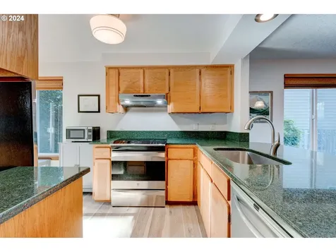 242 Sw Meadow Drive Beaverton OR 97006