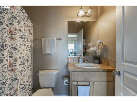 1946 Hawksview Avenue SE Salem OR 97306