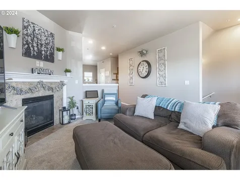 1946 Hawksview Avenue SE Salem OR 97306