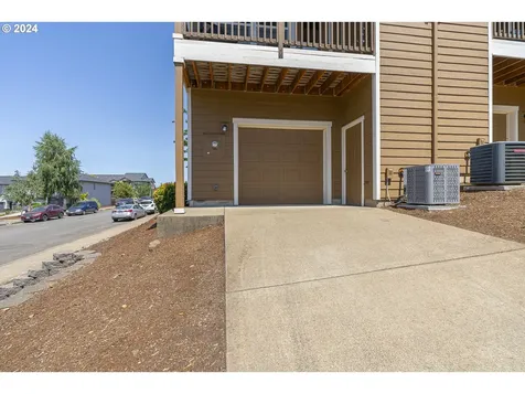 1946 Hawksview Avenue SE Salem OR 97306