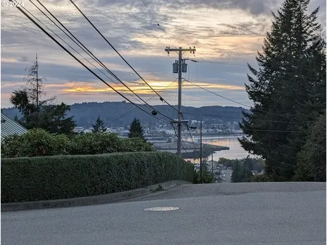644 13th Court Coos Bay OR 97420