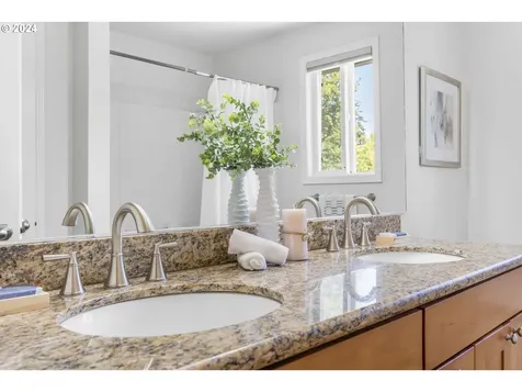 1143 Se Helene Court Hillsboro OR 97123