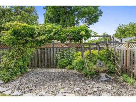 1143 Se Helene Court Hillsboro OR 97123