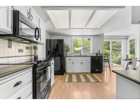 1143 Se Helene Court Hillsboro OR 97123