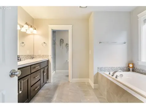 10002 NE 34th Place Vancouver WA 98686