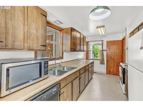 13035 SE Salmon Street Portland OR 97233