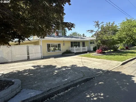 134 W Cardinal Street Roseburg OR 97471
