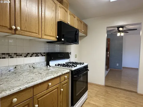 134 W Cardinal Street Roseburg OR 97471